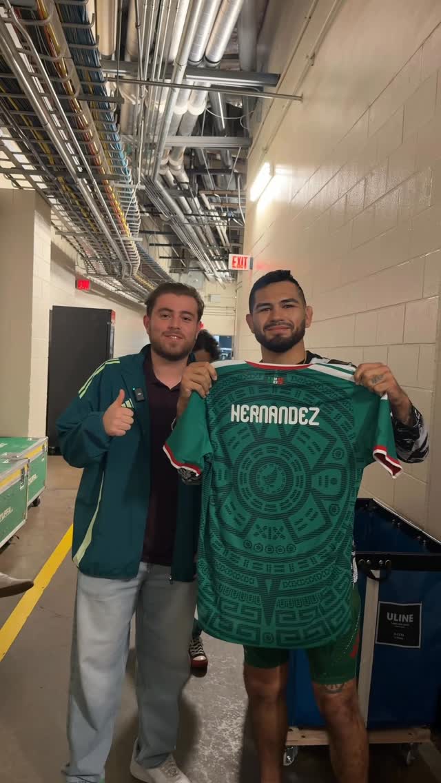 Desde el octágono hasta la cancha 🇲🇽🥊

Nos reunimos con @ilovebamf y compartimos un símbolo de lo que significa representar nuestras raíces.
Diferente arena, misma garra.

Orgullosos de nuestros mexicanos y de la herencia que compartimos. 💚🤍❤️

————————————————-
From the Octagon to the pitch 🇲🇽🥊

We linked up with Anthony Hernandez and shared a symbol of what it means to represent our roots.
Different arena, same fighting spirit.

Proud of our Mexicans and the heritage we share. 💚🤍❤️

#SomosMexico #SomosLocales #UFCHouston
