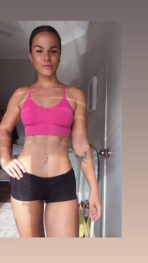 🌸I decided to gift myself Abs this year & get my mindset back in check.. 

DAY 22/28 fitness challenge - WEEK 3

Ditched all the bad habits this month and jumped straight into a 28 day challenge to commit to showing up for myself daily, the way I’d show up for others. 

NO EXCUSES, just a commitment to stay consistent.

Already noticing a massive difference in my energy, my strength, my confidence, my body & my mindset with my movement and nutrition back in check daily!

CURRENT DAILY ESSENTIALS;

🌞 5:30am rise & shine
🧘‍♀️ Morning stretches/walk
🍋 Morning ACV digestion gut shot
🍳 Custom wholefoods/high protein meal plan
💪 4-5 strength/HIIT classes a week
👣 10k steps daily
💦 Daily Hydration goals
🦋 Mindful practise moment
🚫 NO ALCOHOL

🏋️‍♀️ PT: @reshapeme_fitness 
🎶 TikTok: heyauntysummer

•
•