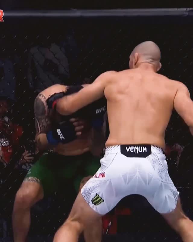 THIS TKO FINISH BY STRICKLAND 😳

@StricklandMMA defeats Anthony Hernandez via TKO in Round 3 at #UFCHouston. 

#MonsterEnergy #UFC #Fight