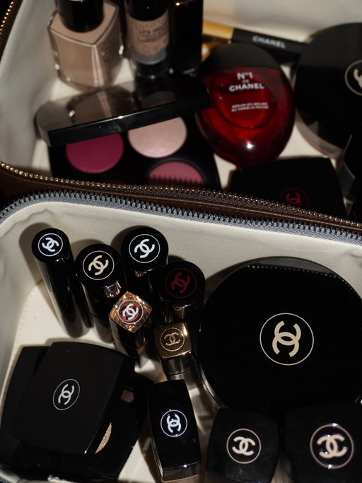 ♥️ @chanel.beauty 

#chanel #chanelbeauty #chanelmakeup #luxurymakeup #makeupbag