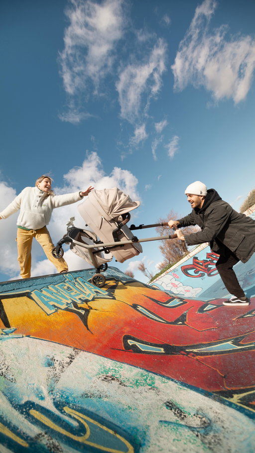 On a tous les deux ce petit truc en nous.
L’envie que Milo partage nos passions.

JC ancien professionnel en BMX freestyle a passé son enfance ici, alors qui l’imagine déjà au skate park, poussette lancée entre deux modules…
Charlotte qui le regarde et qui lui dit :
calme-toi, il a deux mois 

Alors pour l’instant, on fait plus simple.
On se balade.
On prend l’air.
On rêve un peu.

Et c’est déjà parfait comme ça.

La Fame Cabin de chez @maxicosi_eu nous suit partout, même dans les délires de son père.
Légère, maniable, compacte… prête pour nos aventures (version raisonnable pour le moment).

Un jour peut-être, le skate park.
Pour l’instant, le dodo dans la nacelle c’est le pied ! 

Et vous, c’est quoi vos rêves avec vos enfants ?

*A ne pas reproduire avec un enfant dans la poussette*

#MonMaxiCosi #FameCabin
