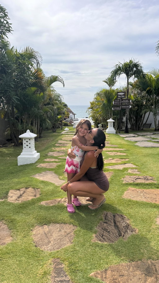 Ma vie, c’est elle. 🤍

Je vis pour elle, je me surpasse pour elle, je me bats pour lui offrir le meilleur… chaque jour.
C’est ma fille , mais c’est aussi ma meilleure amie.

On partage des moments comme celui-ci tout le temps. Des instants simples, vrais, remplis de rires, de complicité, d’amour. C’est notre quotidien.

Et je mesure la chance que j’ai…
Dieu m’a offert la meilleure amie que je n’ai jamais eue.

Ma fille. Mon cœur. Ma force