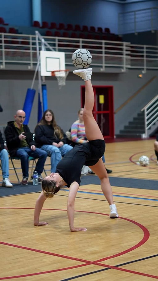 I can finally use this caption: “Dancing with the ball” 💃😂

🎥 @johanfreestyler