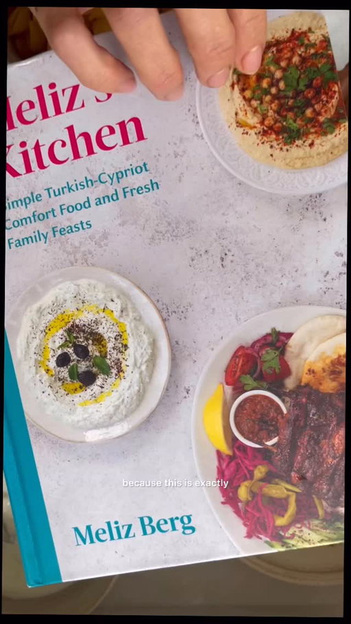 Kıymalı Garavolli’mi daha önce yapmış mıydınız? Meliz Cooks’un “Kıymalı Garavolli/One Pot Minced Lamb & Conchiglie Pasta” - ama bunun tek tencerede kuzu kıyması ve makarnadan çok daha fazlası olduğunu hepimiz biliyoruz! Bu 💯 bu gece mutfağımda oluyor - kaçımızın bu akşam akşam yemeğine çıkabileceğini görelim mi? 🤣🫶🏼🧿Yeniden paylaşılması gerekiyordu. Eğer başardıysan, biliyorsun. 

Siz başardıysanız ancak arkadaşlarınız başaramadıysa onları etiketleyin. Henüz yapmadıysanız, bilmenin zamanı geldi. Tarifin tamamı kitapımda “Meliz’s Kitchen” de bulunur, veya Google’da “Meliz Cooks Kıymalı Garavolli / One Pot Minced Lamb & Conchiglie Pasta”🧑‍🍳📕

1 adet tavuk suyu küpü
1,2 litre (2 pint) kaynar su
3 yemek kaşığı zeytinyağı
2 soğan, ince doğranmış
1 çay kaşığı öğütülmüş kimyon
1 çay kaşığı kırmızı biber
1 çay kaşığı domates püresi
500 gr kuzu kıyması
½ çay kaşığı tuz
½ çay kaşığı karabiber
300g garavolli (conchiglie) makarna
2 adet defne yaprağı
100 gr (3½ oz) hellim, ince rendelenmiş
1 çay kaşığı kuru nane

Sarımsaklı yoğurt için:
1 büyük diş sarımsak, ince rendelenmiş
150g süzme yoğurt
½ çay kaşığı tuz

Biber yağı için:
45g (1½ oz) tuzsuz tereyağı
1 yemek kaşığı ağır zeytinyağı
1 yemek kaşığı tatlı biber salçası
1 çay kaşığı pul biber
1 çay kaşığı kuru nane

#pasta #hellim #halloumi #kıymalıgaravolli #melizcooks
