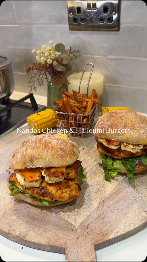 NANDOS CHICKEN & HALLOUMI BURGER 

Follow @kimberlys_journeyy for more recipes like this⤵️

For the chicken: 
- 300g chicken breasts 
- 2tbsp peri peri marinade 
- 1tbsp chicken seasoning 
- 2tbsp Peri peri sauce 

For the burgers:
- 2 ciabatta rolls 
- 15g garlic butter 
- 50g reduced fat halloumi 
- 2tbsp chilli jam
- 2tbsp perinaise 
- Lettuce gem 
- Red onion 

Butterfly the chicken breast, add your marinade and then I cooked mine in m air fryer under the grill setting! 

When the chicken is almost cooked, fry or grill your Halloumi until golden. 

For the rolls, spread over the garlic butter and then toast.

Assemble the burgers with some chilli jam, lettuce, red onion and Nandos perinaise. 

We had ours with chips cooked in the air fryer and some corn on the cobs 

Making meals like this really help me keep on track over the weekend!
•
•
•