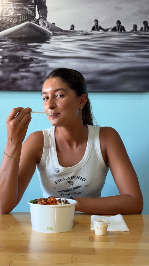 Voltamos para visitar o Poke for The People com a nossa atleta Luana Silva. Vem ver o que rolou! 🌊🍍

A partir de agora, vamos em busca de novos sabores e opções para nossos pokes com nossa atleta Luana Silva, aproveitando de todo conhecimento que ela tem por ser nativa Havaiana. Ela vai visitar diversos locais que curte muito os sabores e os pokes e vai mostrar para a gente aqui em uma serie de conteúdos que faremos juntos. Dessa vez ela visitou o incrivel Poke for the People, local que já fizemos até colab em 2024, cozinhando e conhecendo os segredos locais. Esse restaurante, super reconhecido pelos moradores e surfistas locais, fica localizado em Haleiwa, na região de North Shore do Havaí. 🌴✨

Preparem-se, porque toda essa bagagem vai se transformar em novidades incríveis e sabores novos e autênticos aqui no Let’s Poke! 🚀

E para você que ta indo para o Havaí e quer dicas iradas de onde comer os melhores pokes locais, fica ligado nessa série de conteúdos, já salva e encaminha para seus amigos que vão juntos pra não esquecerem quando chegar por lá🥢