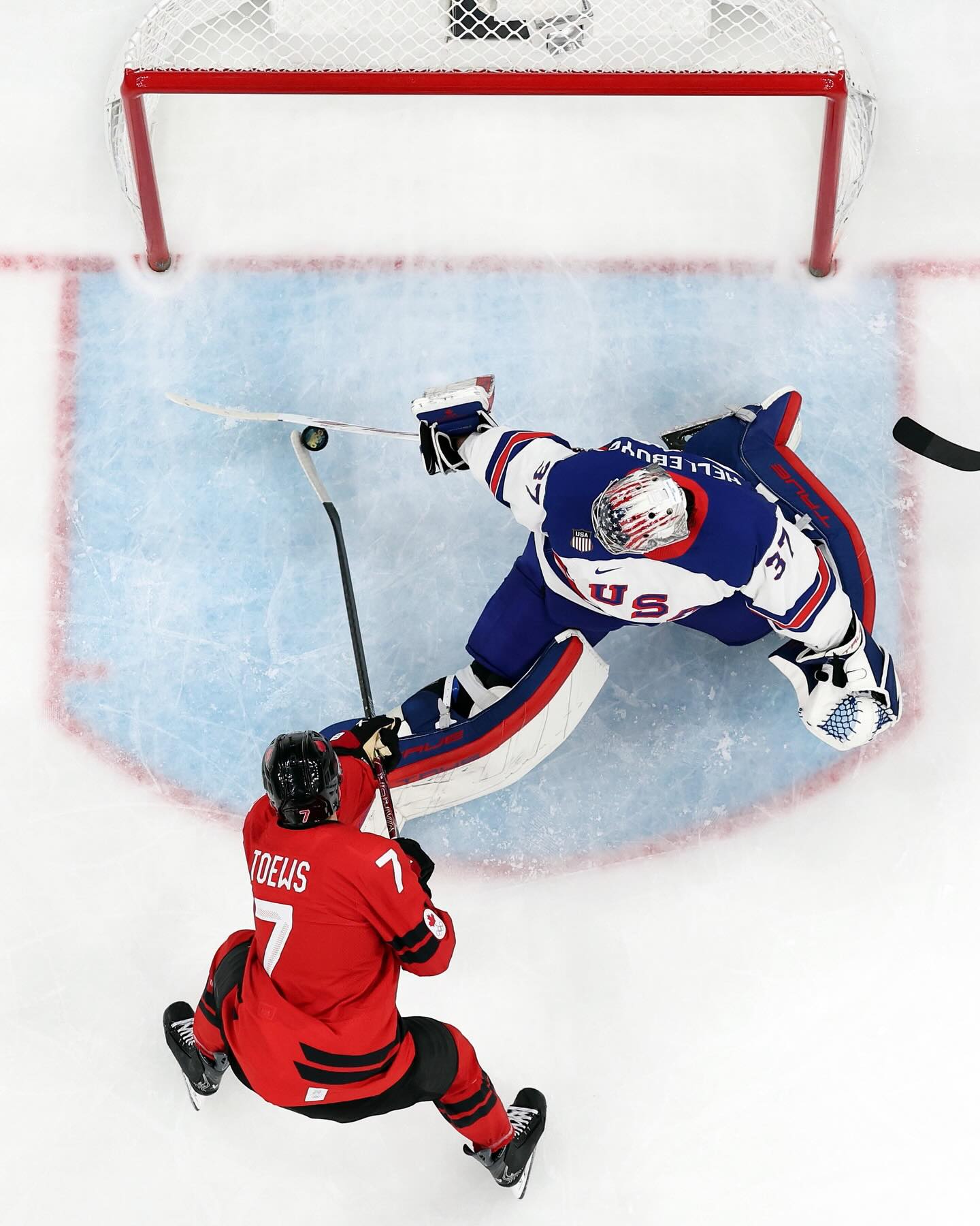 Connor Hellebuyck made a PADDLE SAVE on Devon Toews 😱

#MilanoCortina2026