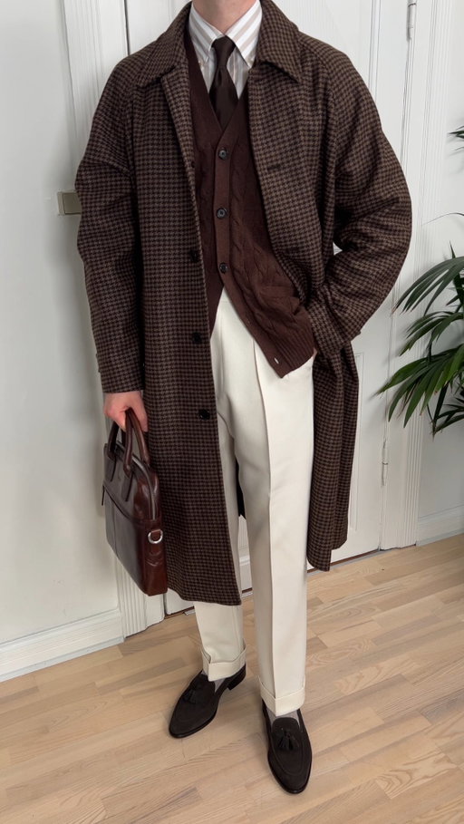 Long coats are in a league of their own 🧥👌
Very few outerwear pieces offer the same sense of presence, structure, and quiet sophistication.

A properly tailored long coat enhances the silhouette, creates clean vertical lines, and instantly elevates whatever you’re wearing underneath. It adds polish without trying too hard and remains relevant year after year. Beyond aesthetics, it’s also one of the most practical investments — offering warmth, comfort, and effortless layering throughout the colder months, all while maintaining a sharp, refined appearance.

#menswear #mensstyle #mensfashion
