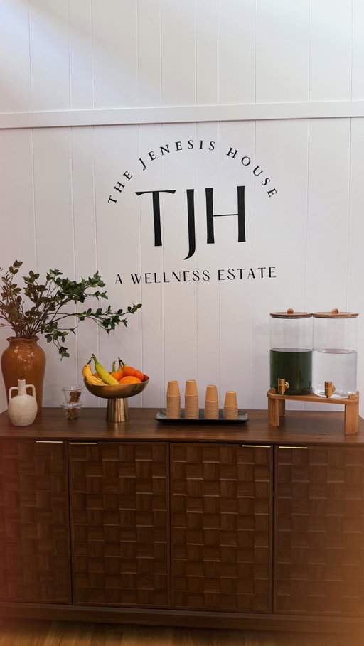 Arizona Places: Exclusive. 🤫

POV: you turned content creation into your dream life… and now you’re at a Black-owned wellness retreat in Sedona with a drone in 40-degree weather.

This is your first sneak peek of @thejenesishouse 🤎
And when I say this place is intentional… just wait.

Full experience video coming soon.
Trust me…you’re going to want the full story. 🤌🏾✨

#ArizonaPlaces
.
.
.
.
.
#arizonainfluencer #phoenix #sedona #jenesishouse