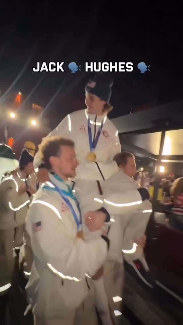 Jack Hughes getting carried in the streets of Milan like a hero in a movie 🔥🔥🔥

🎥 @teamusa