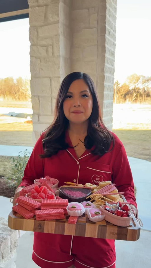 What everyone brought to the galentines!♥️
@iamlolaco @pmdeleon22 @theepcosbaddie @valentiinacosta @vanessa.kk6 @evelynjuarezofficial @lauraestada @brentandmir @andrea.arzolaa 
#galentines #girlsnight #charcuterie #girlhood #foodboard
