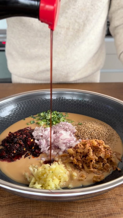 Anzeige | in Kooperation mit @hexclad_europe 

Diese Udon machen süchtig. 🔥
Cremig durch Erdnussmus, spicy durch Chili Oil – oder ganz easy mit Chiliflocken – und das heiße Öl bringt einfach alles zum Explodieren. Und ja: gemacht in meiner HexClad.

⸻

Rezept (2–3 Portionen)

Zutaten:
	•	2 Packungen Udon-Nudeln
	•	2 EL Erdnussmus
	•	1 TL fein gehackter Ingwer
	•	1 EL Crispy Chili Oil oder 1 TL Chiliflocken
	•	1–2 EL Röstzwiebeln
	•	1 kleine Zwiebel, fein gewürfelt
	•	1 Lauchzwiebel, in Ringe geschnitten
	•	1 TL Sesam
	•	2–3 EL Sojasauce
	•	ca. 4 EL neutrales Öl (sehr heiß)
	•	etwas frischer Koriander
	•	Limettensaft nach Geschmack
	•	extra Sesam zum Topping

⸻

Zubereitung
	1.	Udon nach Packungsanweisung kochen, abgießen und kurz beiseitestellen.
	2.	In einer großen Pfanne Erdnussmus, Ingwer, Crispy Chili Oil oder alternativ Chiliflocken, Röstzwiebeln, Zwiebelwürfel, Sesam, Lauchzwiebel und Sojasauce vermengen.
	3.	Öl in einem Topf (z.B. im HexClad-Topf) stark erhitzen.
	4.	Das heiße Öl direkt über die Mischung in der Pfanne gießen – es zischt, es duftet, es wird wild. Sofort alles gut verrühren.
	5.	Udon unterheben und alles gründlich vermengen.
	6.	Mit Limettensaft, frischem Koriander und extra Sesam toppen.

Fertig. 10 Minuten. Maximale Wirkung.

⸻

Nährwerte (pro Portion, ca.)
	•	650–700 kcal
	•	20 g Protein
	•	85 g Kohlenhydrate
	•	28 g Fett

#heutekeinezeit #udon #onepan #hexclad #schnellerezepte