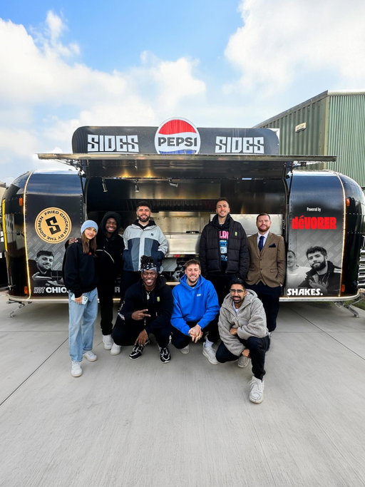SIDES x DÉVORER UNIVERSITY TOUR 🍗🚚🔥

We’ve officially partnered with @devorer.events to bring Sides to campuses across the UK 🇬🇧🍗

This is all about giving students a proper taste of the Hot Chicken. Famous Flavours. 

Where and when: 
📍 Kingston University - 24th Feb
📍 Westminster University - 3rd March 
📍 UEL - 9th March 
📍 Hertfordshire (College Lane) - 4th June

Time: 11:00 — 16:00pm 

Where should we come next? 🍗🏫
