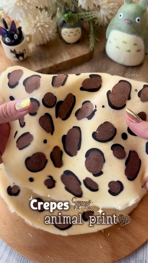 🐆 CREPES ANIMAL PRINT 🤎

🤎 Me puse con ganas de unos crepes sencillitos, pero acabé haciendo  esto 😂. Os prometo que es mucho más sencillo de lo que parece, solo un poquito de paciencia y listo 🤭. Os animáis a probarlos? 
✨me inspiré en los crepes de @nastya_ne_tort 🤎

🐆INGREDIENTES
➖ 3 huevos
➖ 6 gr de endulzante yummy choco blanco (o 60 gr de azúcar)
➖ 500 ml de leche (dividido en dos)
➖ 60 gr de mantequilla
➖ 280 gr de harina 
➖ 10 gr de cacao normal
➖ 10 gr de cacao alcalino (si no tienes alcalino puedes jugar con la cantidad del cacao normal para dar más o menos intensidad o usar colorante alimentario) 

🤎 Cuando hagas el dibujo asegúrate de tener la sartén a fuego muy bajito para evitar que se te quemen 
🤎 he usado dulce de leche para el relleno 😍

#recetasburpee_vet #postres #recetas #recetasfaciles 

 
⁣
⁣
⁣
