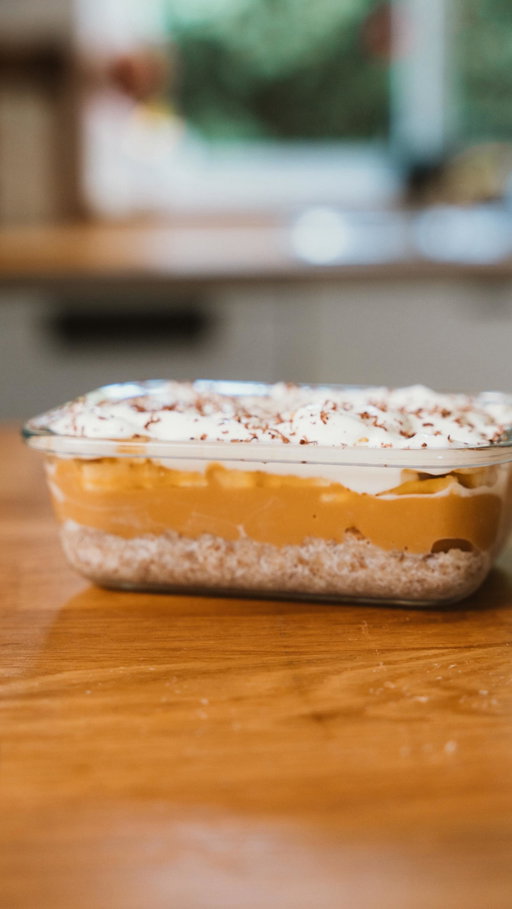 Banoffee Pie - diz-me se queres provar 😋

Ingredientes:
2 biscoitos Weetabix
200 ml de leite ou bebida vegetal
4 c sopa de pudim proteico de caramelo
1 banana as rodelas
4 c sopa de iogurte grego light
Raspas de chocolate qb
 
Processo:
 Começa por colocar o biscoito numa travessa pequena e cobre com o leite ou bebida vegetal. Leva ao frigorífico durante 10 minutos. Depois adiciona o pudim proteico de caramelo, rodelas de banana, iogurte e por fim raspas de chocolate!