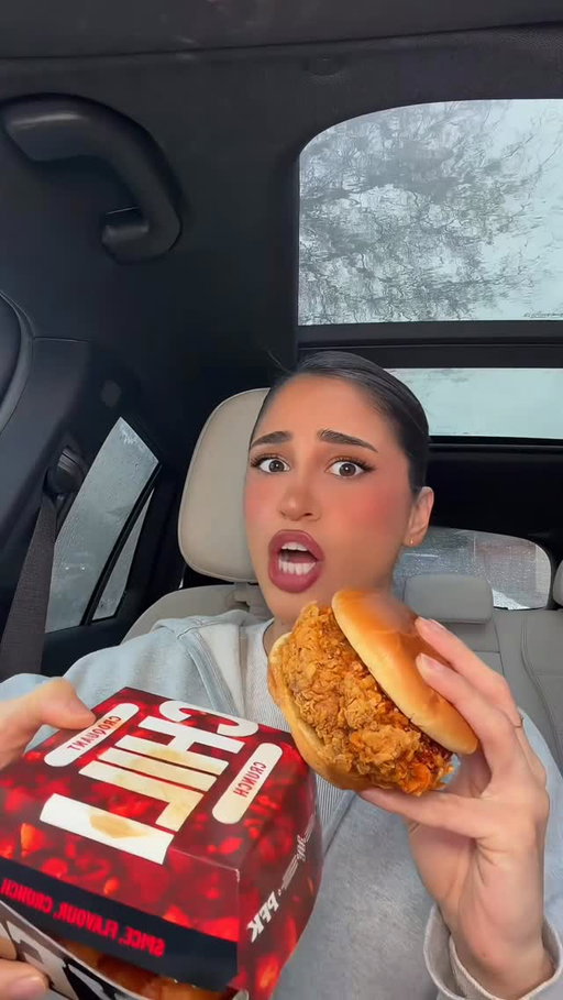 #ad It’s freezing outside but this @kfc_canada Chili Crunch situation just warmed me up REAL fast 🌶️🔥 Crunchy. Savoury... I fear I will be ordering this again. Limited time in Canada so grab it before it disappears 👀 #ChiliCrunchKFC #KFCCanada