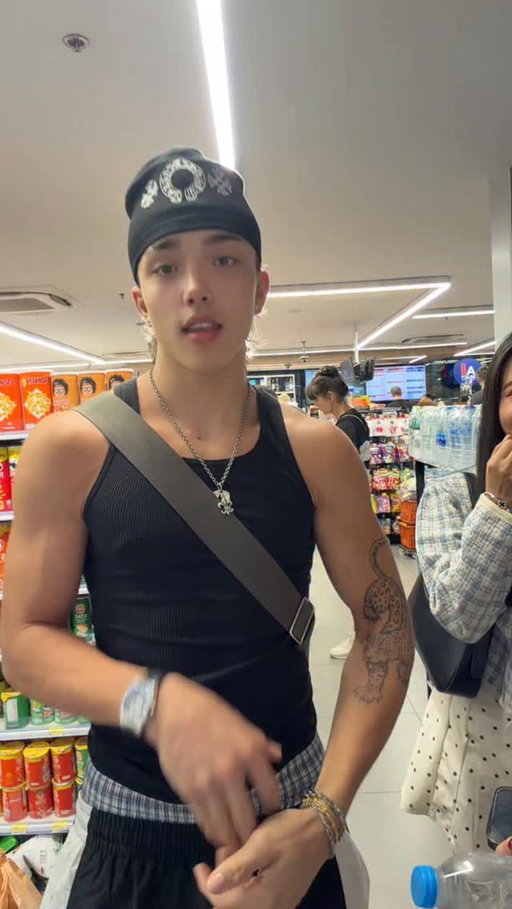 latenight 7/11 runs>>
•
•
•
•
•
#explore #explorepage #reels #viral #fashion