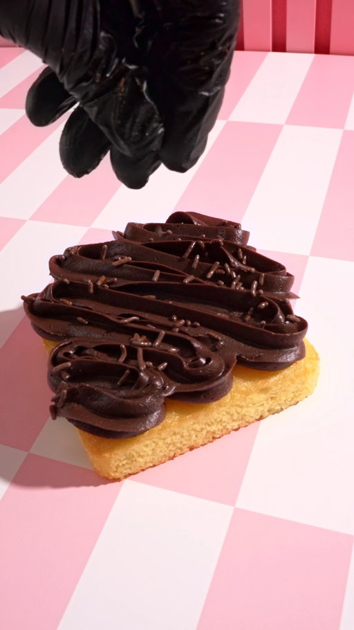 Yellow Cake 🤝 Chocolate Frosting

Name a better duo. We'll wait. Who's trying our NEW cake this week? 🍰🍫 #Crumbl