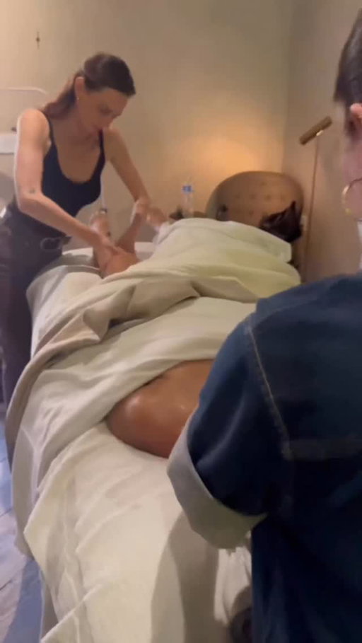Meet The Total Reset, our newest studio treatment. The signature facial you love, combined with a lymphatic body treatment for visible sculpting and glow from head to toe ✨️