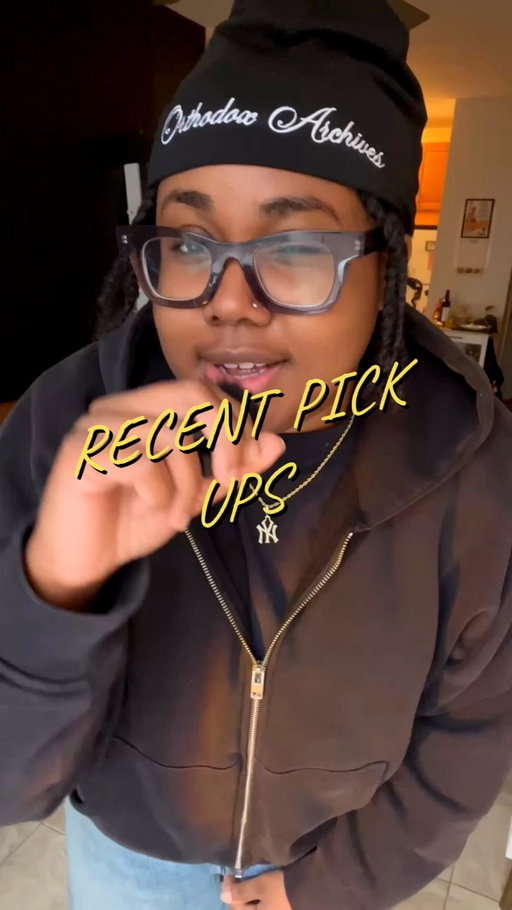 February is my favorite month and here are some of my favorite pick ups! A little birthday haul and a lot of grails! 

S/o @boyfromthesticks for my latest Yankee jacket 🔥

#recentpickups #streetwearhaul #clothinghaul #simplefits #streetwearinspo