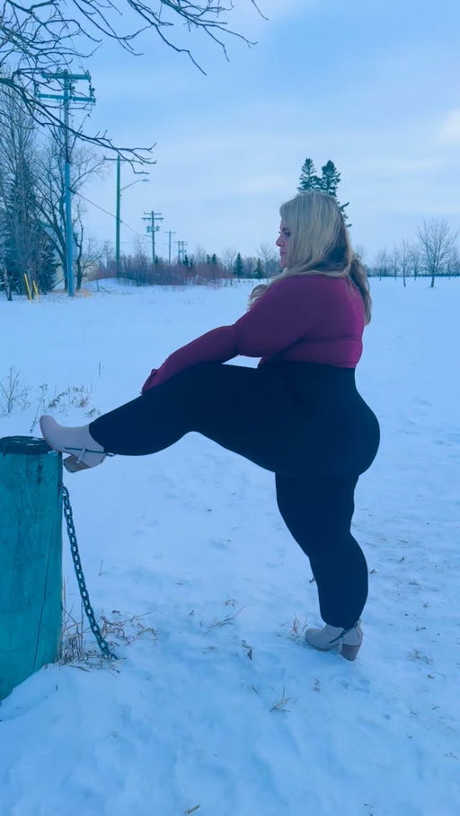 Foundation strong 💪 Not delicate… durable 😌
#bodypositivity
#curvyconfidence
#cankles 
#thickthighsprettyeyes