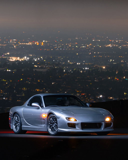 The iconic RX-7 FD stands ready to seize the night. Where will you drive it first?

🔴

La mythique RX-7 FD est prête à dompter la nuit. Et vous, où iriez-vous avec elle ?

📷 @j.ivan.foto