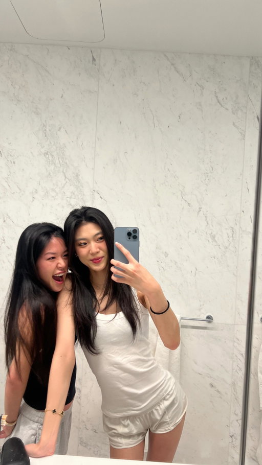 black cat & golden retriever duo @deeenerss 🐈‍⬛🦮
