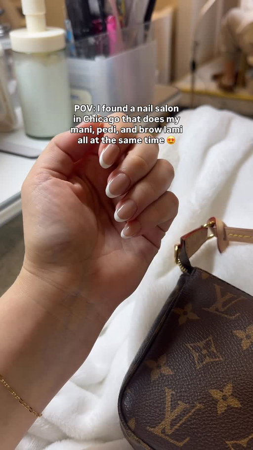 AND they give you a comfy blankie and have you laying down + movies playing. I love it here 💕 ty for having me @luxy_nails_and_lashes! 

#chicagobeauty #chicagonailsalon #chicagonails #nailsalon #chicago