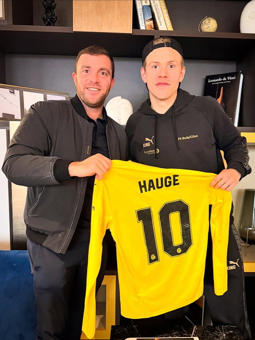 Imagine going to the stadium by walk… or bringing your own shoes, and make 𝐡𝐢𝐬𝐭𝐨𝐫𝐲 in UCL. 🤯

Bodø-Glimt story is something else — and it deserves respect, admiration. I wanted to be 𝐢𝐧𝐭𝐨 it as a person, as a friend, as a football fan, of course as a journalist.

A wonderful, proper team on the pitch and a beautiful story to tell as football can be magic sometimes even without a massive budget, a massive history, or many fans at the stadium. Bodø are the perfect example.

Calm, composed, quality football, good tactics, team spirit. Beat Man City at home, beat Inter away or beat Atlético Madrid away, qualify to UCL round of sixteen.

The population? 55.000, 8.000 stadium seats… while San Siro hosted 75.000 Inter fans last night, imagine.

The squad value, worth €52m (so far… to be updated soon I guess). Football is also about ideas, strategies, mentality, player’s approach. It’s not all about money.

It’s been a pleasure to visit my friends today in Milano after one of the most historical days for Bodø and the whole Norwegian football movement, of course.

Finally I met again with my friend Jens-Petter Hauge… I still remember our videocall in 2020 when I broke news on him joining AC Milan… now the Man of the Match at San Siro with Bodø — and one of the main faces of this fantastic team. Football is crazy! I love these stories.

I will save this match worn shirt for my collection… and save the name of Mikkel Bro Hansen as well — a young talent from Bodø now injured but seen as the next ‘big thing’ coming out of there, top people and top talents.

“We go to the stadium by walk! And we bring our own shoes, we don’t get it from the club… it is a small club, but with big heart, a great community, especially a 𝐫𝐞𝐚𝐥 𝐭𝐞𝐚𝐦 𝐬𝐩𝐢𝐫𝐢𝐭 making the difference, that’s for sure”. 🫂

I loved this story from the small Bodø to San Siro, the Metropolitano, or facing Pep Man City… from Bodø to the world, no fear. 𝐏𝐮𝐫𝐞 𝐩𝐚𝐬𝐬𝐢𝐨𝐧. Good luck! 💛🖤🇳🇴