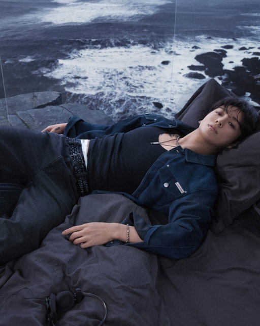 @mnijungkook in the relaxed Baggy Jean. Dark washes contrast light weather. 
​
Find the look on CalvinKlein.com

Photographed by @mertalas.
