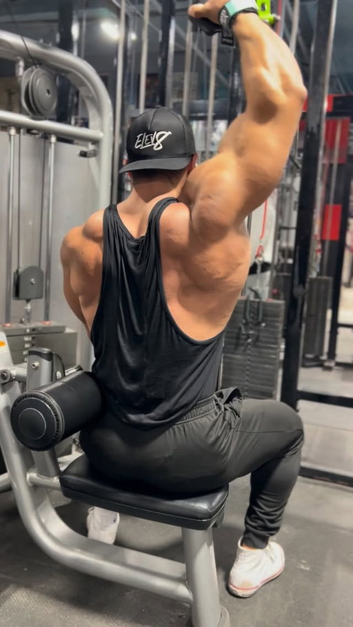 Big, swooping lats completely change the way your body looks. They create width from the front, depth from the side, and that powerful silhouette from the back that separates a good physique from a great one. When your lats flare properly, your waist looks tighter, your shoulders look broader, and your entire upper body takes on that dramatic V taper that everyone’s chasing.

But here’s the key, not all lat movements are created equal. You have to find the exercises that actually build your V taper, the ones where you feel a deep stretch at the top and a full contraction down by your hip. For some, that’s controlled pull-ups. For others, it’s specific pulldown angles, single-arm rows, or lengthened-position work where the lat is truly loaded. It’s less about moving the most weight and more about directing tension exactly where it needs to go.

Building huge, swooping lats takes intention. It takes slowing down your reps, learning how to depress your scapula, and driving your elbows toward your pockets instead of just yanking with your arms. When you train with that level of detail, your back stops being just thick, it becomes sculpted. That’s what creates shape. That’s what builds presence.

If you’re serious about building a more aesthetic physique and dialing in the movements that actually shape your body, this is exactly what I focus on inside my online coaching, mentorship, and custom programming. Individualized structure, technical refinement, and a plan built around your frame. If you’re ready to train with more intention and finally unlock that V taper, reach out and let’s get to work 👉🏼@team.sadik