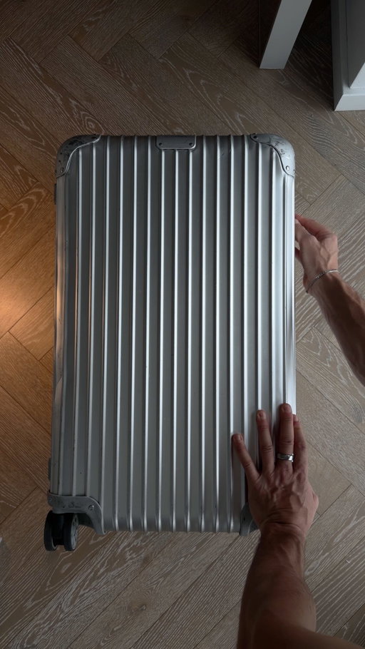 Let’s pack the Rimowa trunk + pilot case ❄️🇸🇪

First time travelling with the @rimowa pilot case. Taking to the artic circle in Sweden for a few days with @mercedesbenzuk - Let’s see how we get on…