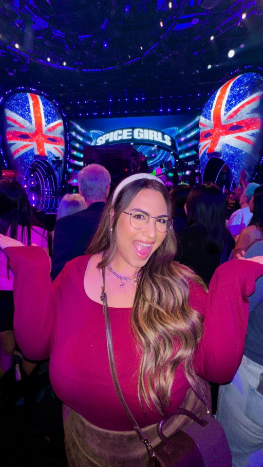 @maskedsingerfox on @spicegirls night! 🎭🎥

The energy was absolutely electrifying. I had so much fun getting to experience a taping of the Masked Singer! Tune in tonight at 5 pm pst / 8 pm est on @foxtv & next day on @hulu to find out who the special guest is and who goes home! 🤩

Thank you so much for having me! ❤️

🏷️
#TheMaskedSinger #spicegirls #latinainfluencer #losangelesinfluencer #entertainmentindustry