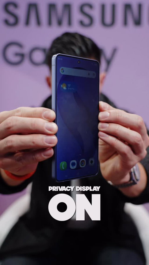 The NEW Privacy Display on the Samsung Galaxy S26 Ultra in action 🔥
@samsungcanada 

Horizontal pixels are being dimmed so other people can't see your screen. You can set these for specific apps that you want to keep private (like banking or photos 🙃). You can also set this to specific notifications. First we've seen on a phone and means you don't need a privacy screen protector! 

#samsung #GalaxyS26 #tech #technology #smartphones