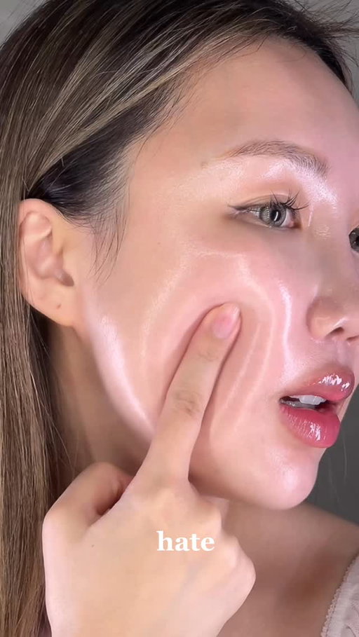 been gatekeeping the d’Alba White Truffle First Spray Serum but the glass skin is too good. just shake it up and spritz. literally saves me when i’m looking crusty lol I’ve tried all “viral” mists on the market and there’s a reason why I always come back to this 😝 💅 
#InstantGlow #dalba #dalbaFirstSpraySerum #FacialMist #GlassSkin