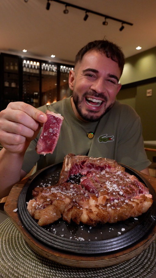 Restaurante La Tierra en Sanchinarro: un Restaurante en Madrid en un barrio que me encanta con una cocina de esencia española con opciones de picoteo, mucho ibérico y hasta chuletones de distintos precios (yo pedí el más top de calidad). El espacio interior es pequeño pero compensado por dos grandes terrazas cubiertas en el exterior. Que todo el mundo que vaya pida la pluma por favor. No es un consejo si una orden... #sanchinarro #restaurantesmadrid