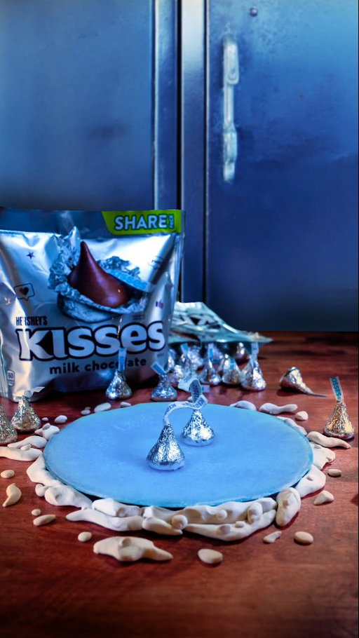 The KISSES are BACK in honor of TEAM USA ❄️🇺🇲 The legacy continues with @franticframes in honor of the Winter Olympics & Paralympic Games. Hershey’s is a Proud Supporter of Team USA. #ad 

#stopmotion #animation #claymation