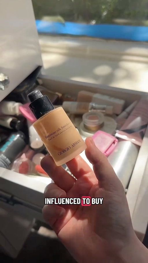 Another round of the Decluttering series with some cheeky reviews as I’m preparing to move house 😅 this felt sooooo good and oh the nostalgia 💕

#underconsumption #declutter #makeup #lipstick