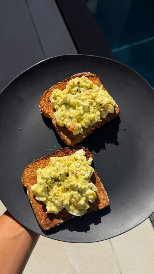 Comer saludable no es comer perfecto. Es tener opciones simples que puedes repetir sin pensarlo demasiado.

Este tipo de desayuno me mantiene consistente y alineada. Si estás tratando de aumentar proteína sin subir demasiado las calorías, este combo es oro. Alto en proteínas, grasas moderadas, carbs balanceados y súper fácil de preparar. #fitness #fit #receta #saludable #desayuno