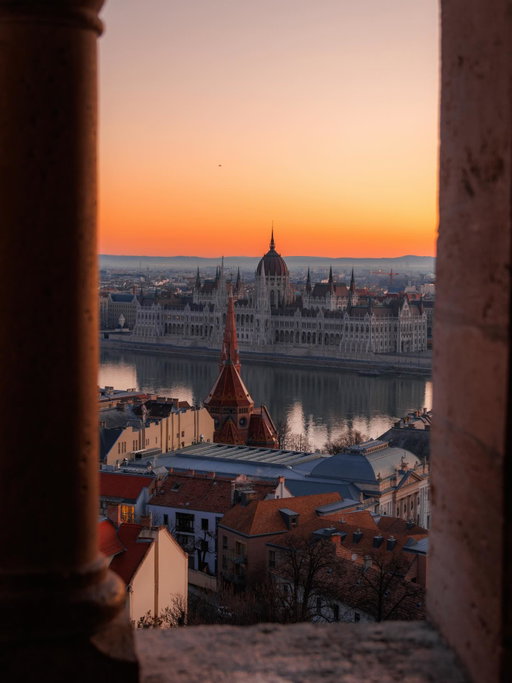 When they ask: And what do you like to do for fun? 
I say: I like chasing the light ✨
Budapest is truly perfect for either sunrise or sunset shots and no matter how many times I've visited, I'll always love it there. 🌇☀️
#visitbudapest #sunriselovers