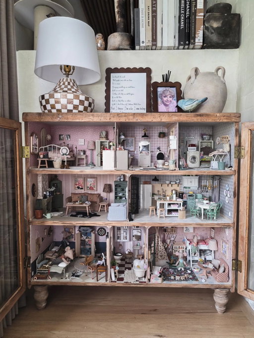 Soak in all the little bits lovies & SAVE for inspo 🥰

I had so much fun taking these miniature home decor photos! New to me and i must say I LOVED every second of this! I WANNA KNOW, what's your favorite slide in this carousel? Happy to report Baba & Deda mouse are happy as ever🥹❤️

Ps- I may or may not have picked up my next miniature mouse house project this morning!!!!🤭💕..follow along as I create the next one! Xo

#miniatures #mailegworld #mailegmouse #miniaturehouse #mailegmäuse