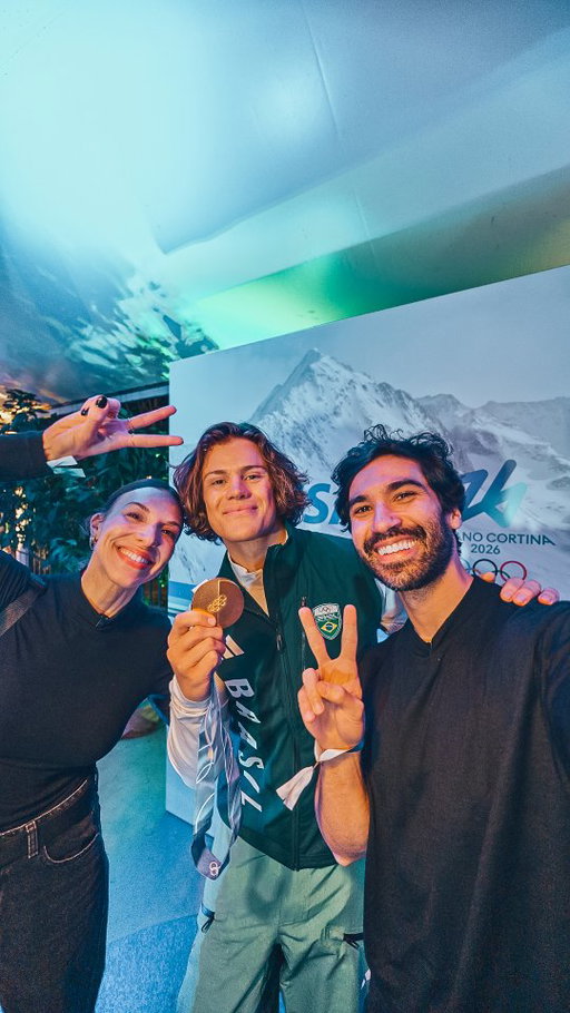 Eternizando no feed nosso último dia muito especial de Olimpíadas de Inverno: conhecemos o @pinheiiiroo, vimos de pertinho a primeira medalha olímpica de inverno que ele trouxe pro Brasil e assistimos as finais de uma das modalidades mais legais dos jogos... Impossível encerrar a viagem de jeito melhor!! QUE DIAS @visa_br ❄️✨

#TBT #MilanoCortina2026 #WinterOlympics #VisaAmbassadors #VisaInfinite