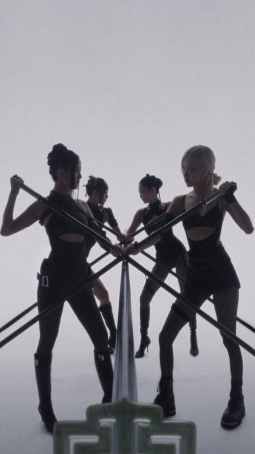 BLACKPINK ‘GO’ OUT NOW

 🎥NOW ON YOUTUBE

#BLACKPINK #블랙핑크 #DEADLINE #GO #OUTNOW