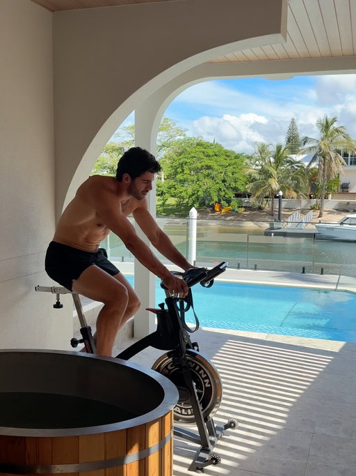 Pre-season habits that keep me progressing with @yoproau 

Here’s what that looks like for me lately:
1. Spin bike for active recovery
2. High-protein overnight oats with YoPRO yoghurt
3. Homemade pasta to stay fuelled
4. Celery, green apple & cucumber juice
5. Ice baths
6. Fish taco bowls
7. Plenty of 🏊‍♂️
#AD #YoPRO #FeedYourProgress #FuelToPerform #AthletePerformance HighProtein