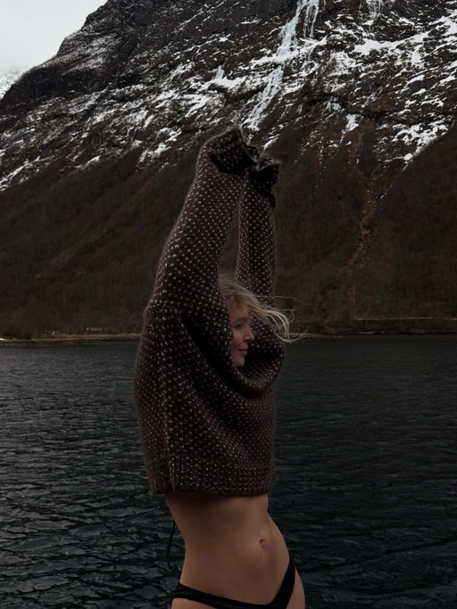 Arrived in Øye and head straight to sauna and a swim in the Fjords ✨🧊