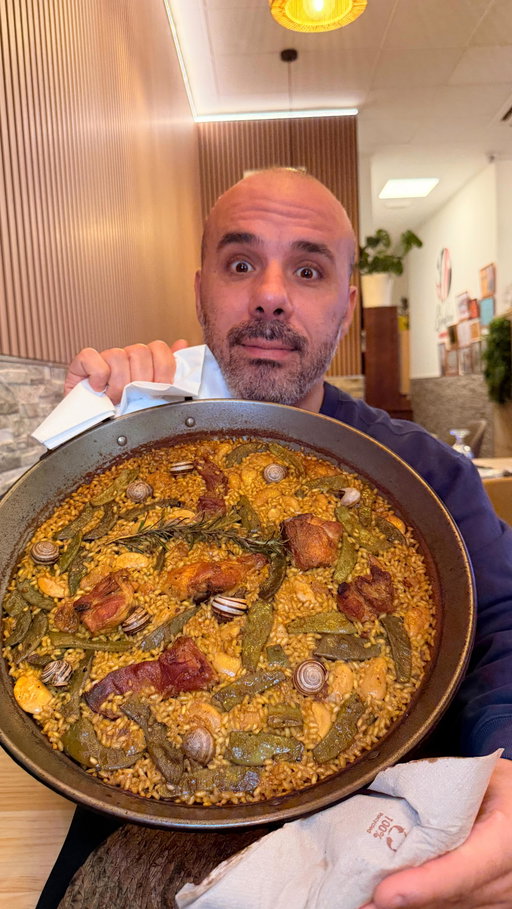 LA ÚNICA ARROCERIA VALENCIANA Y CHINA posiblemente de España 🇪🇸, los tenía en el radar desde el 2022 y hasta hoy no se me había ocurrido pasarme a probar sus arroces y las cosas como son, lo hacen muy bien y lo más importante, aman lo que hacen y aman la gastronomía valenciana, 100% volveré con mi familia porque vale mucho la pena y los dueños son unos cracks!