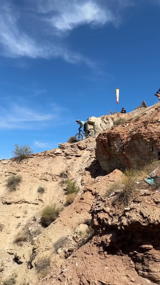 almost needed a pilot license for this 😲
@tom_isted making the world skip a heartbeat at Red Bull Rampage 🤘
#bike #mtb #moutainbike #freeride #redbullrampage