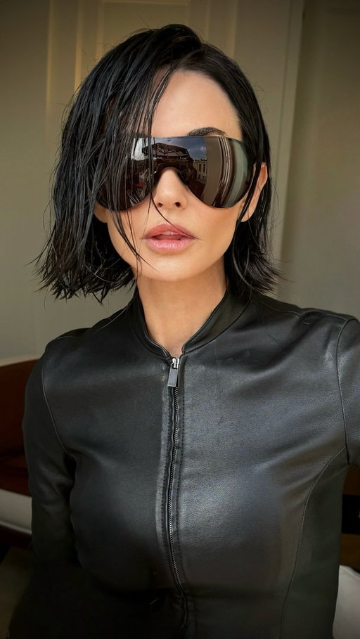 @demimoore just debuted her most dramatic transformation yet! The actress ditched her extra-long glossy black hair for a wet-look bob (courtesy of @dimitrishair) for the @gucci F/W 2026 show. She’s giving us Matrix realness while Pilaf’s cuteness ate and left no crumbs. 10s across the board for these two. 👏

More on the Gucci bob at the link in bio. 

📸: @bradgoreski