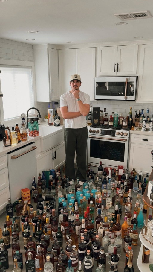 It’s time for my annual bar cart clean-out 😅 … at this point I should just open a bar.

#barcart #organization #cleanwithme #homeorganization #home