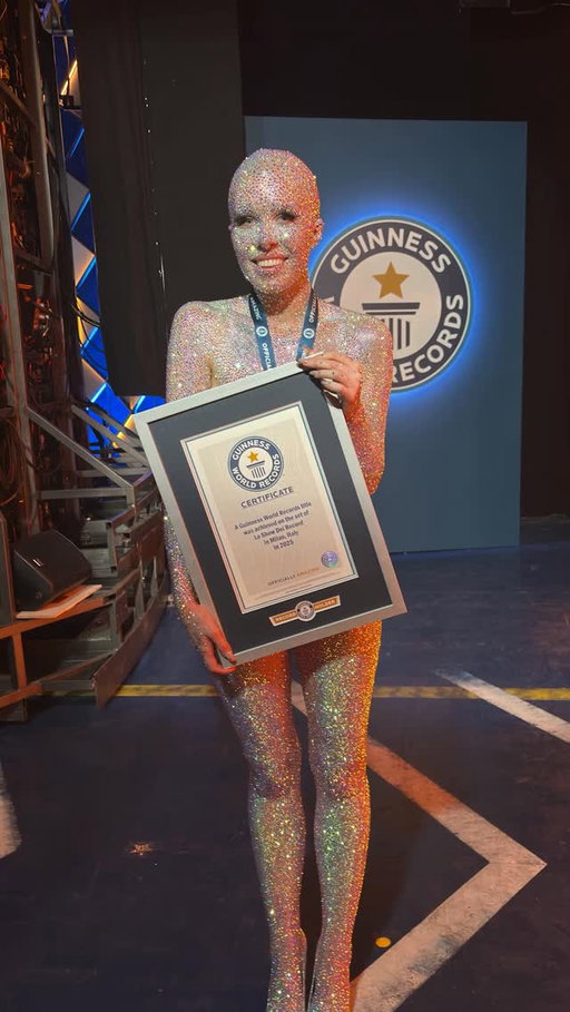 Most rhinestones on the body ✨ 74,880 by Holly Murray 🇬🇧 @hollymurraymakeup 

It took a total of 15 hours to apply the rhinestones backstage at Lo Show Dei Record in Milan, and Holly was helped by her incredible team, who worked day and night to achieve the record - Michele Salgaro Vaccaro, Francesca Galafassi, Camilla Cavenaghi, Alessia Spadoni, Teresa Basili (all Italy), and Charlotte Crook (UK).
